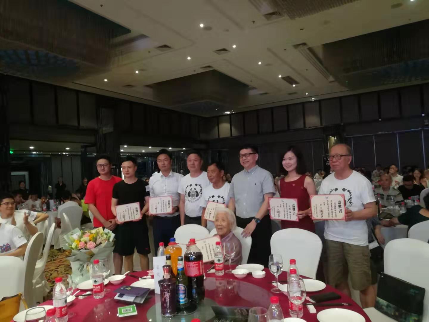 会长,蒲小川会长和毕英鸷副会长向于学贞,袁学兵,张震坤,梁琳,郑家鑫