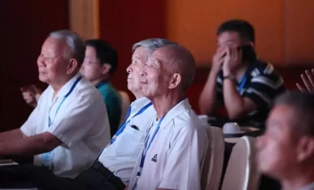 聚精会神的老学长们