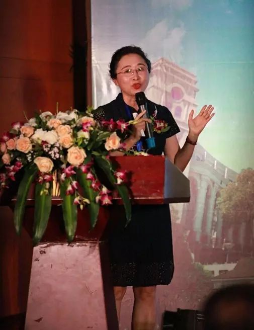 1981级药学系林峰校友做了校友会的章程修正案说明。