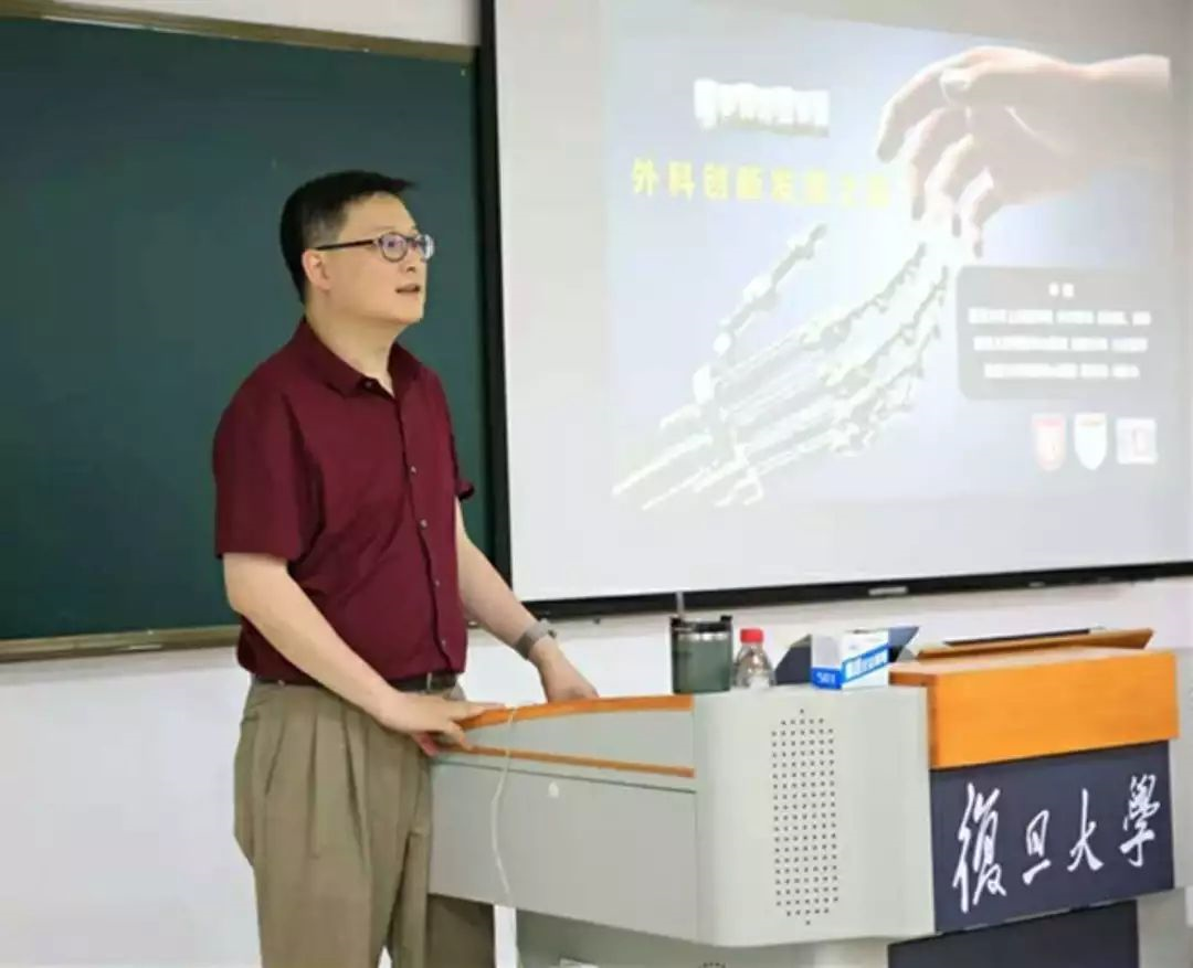 华山医院李骥教授为同学们进行讲座