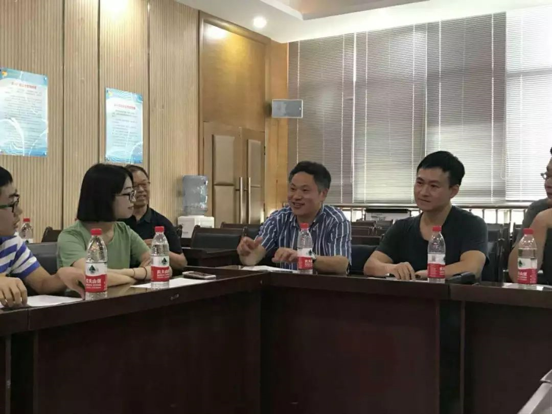 副会长冯颂阳做了精彩的职业生涯规划分享,她用"孤独即愚蠢"作为赠语.
