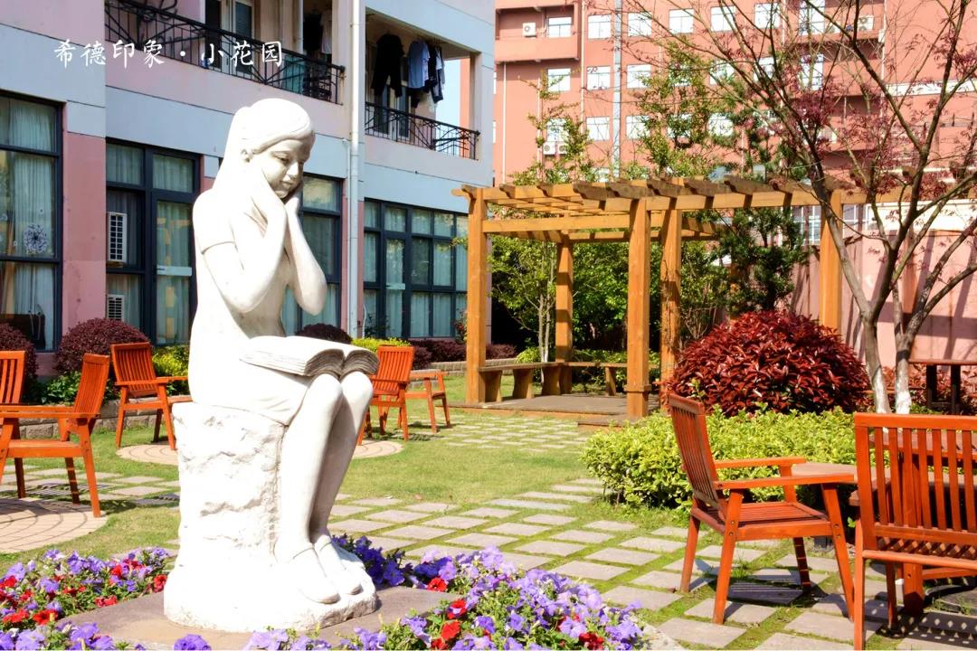 希德书院花园 我2005年进入复旦大学时,正值百年校庆,新装修完成的5号