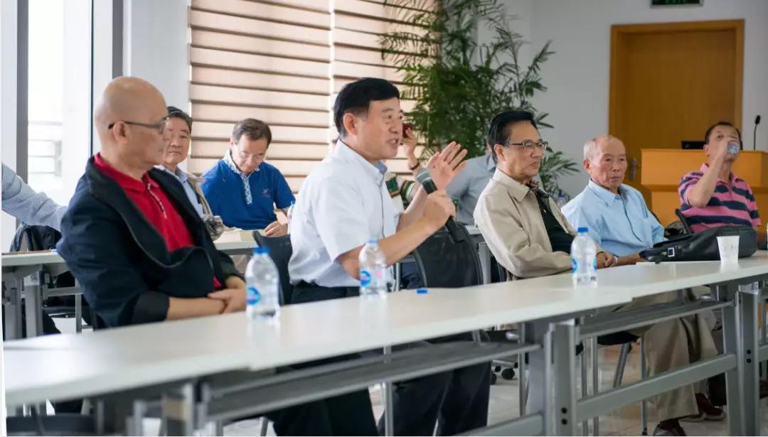 王克忠(前排右二)